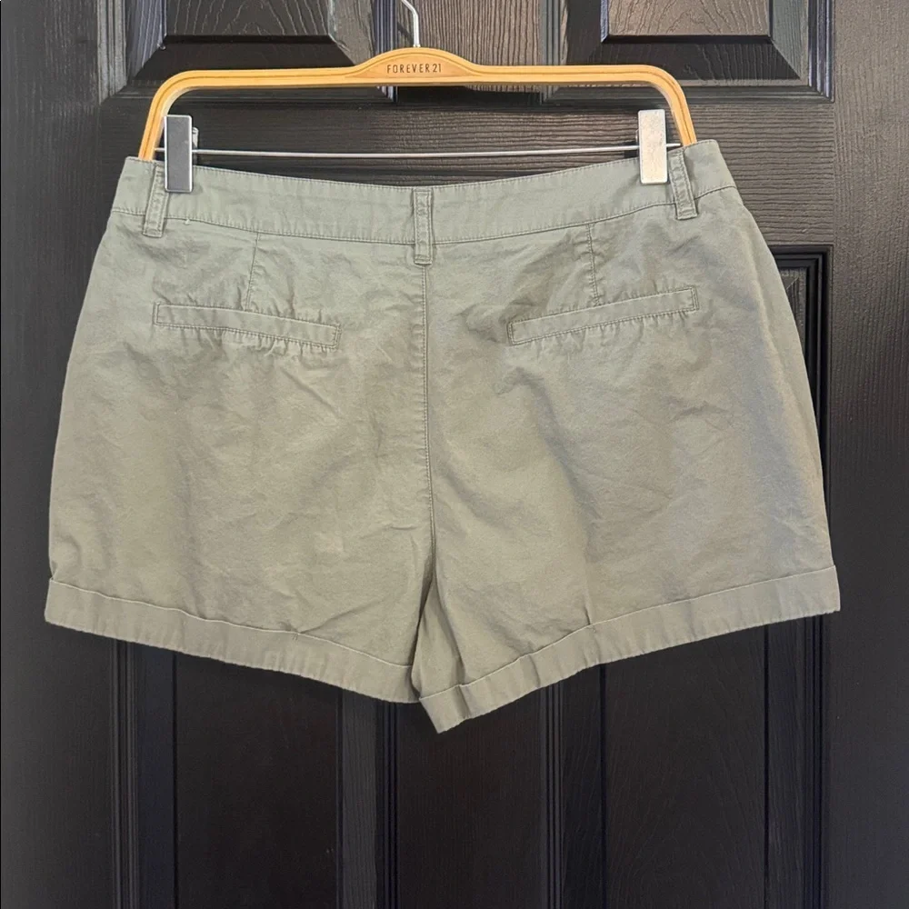 Forever 21 Sage Green Women's Cargo Shorts - Picture 2 of 3